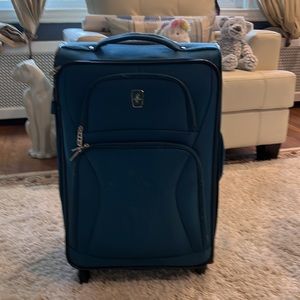 Atlantic Infinity Lightweight 25 inch Spinner Luggage in Emerald Green M…
